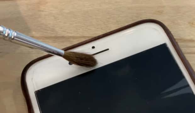 手机听筒怎么清理灰尘