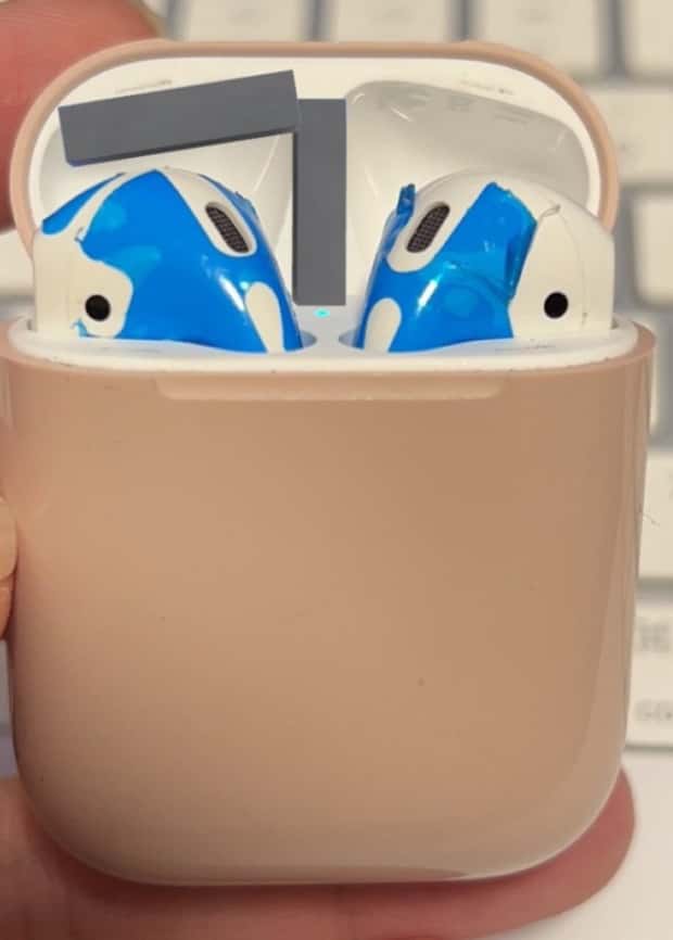苹果曾考虑推出彩色配色 AirPods 耳机充电盒，原型机曝光
