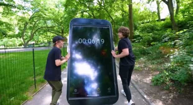 主播打造全球最大“iPhone”:高度超过 1.83 米,可拍照和运行第三方应用