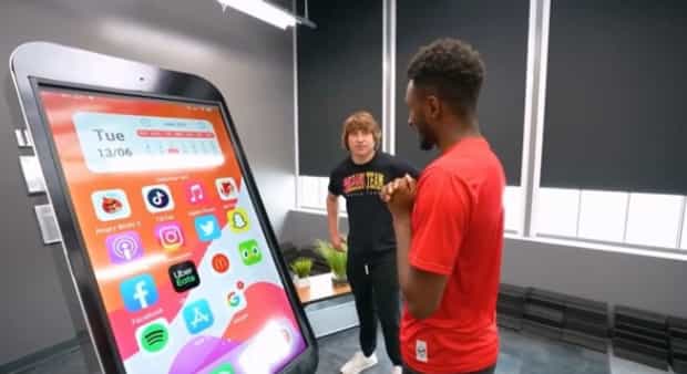 主播打造全球最大“iPhone”:高度超过 1.83 米,可拍照和运行第三方应用