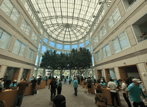 苹果为 WWDC23 开发者准备了限量版礼品，包括手提袋、徽章等