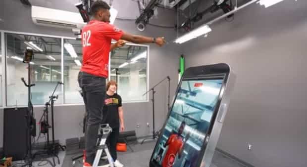 主播打造全球最大“iPhone”:高度超过 1.83 米,可拍照和运行第三方应用