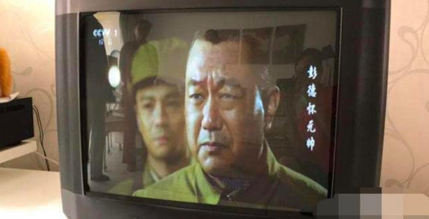 电视机屏幕突然变成黑白了怎样调回彩色,电视变黑白了怎么回事