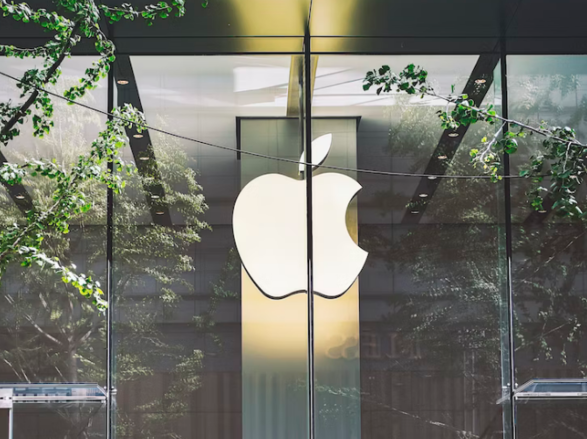 苹果官方直营店使用 iPhone 14 作为 POS 机进行收款