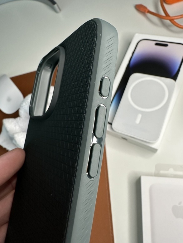 网友分享 iPhone 15 Pro Max 第三方保护壳照片：改用 Action 按钮