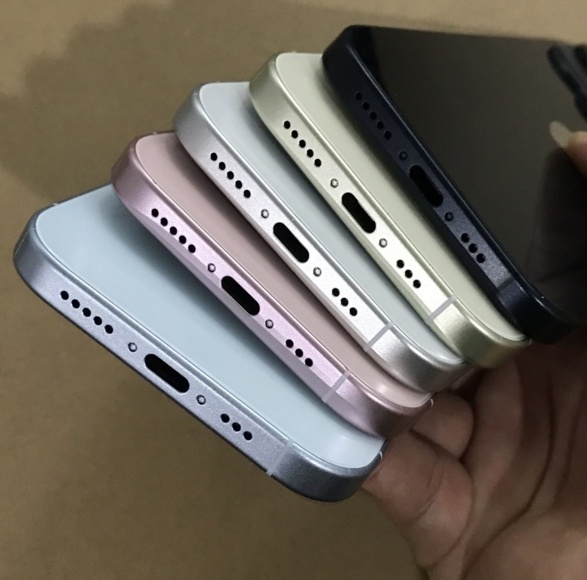 网友分享苹果 iPhone 15/Pro 系列机模照片,展示多款配色 网友分享苹果 iPhone 15/Pro 系列机模照片,展示多款配色