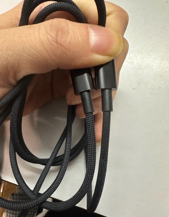 苹果 iPhone 15 Pro 黑色 USB-C 数据线照片曝光:采用全新设计 苹果 iPhone 15 Pro 黑色 USB-C 数据线照片曝光:采用全新设计