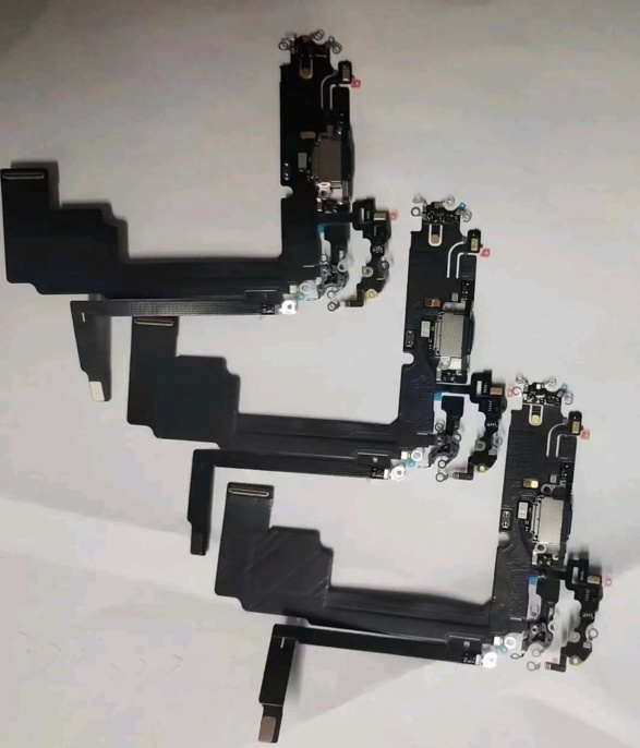 苹果 iPhone 15 USB-C 组件视频曝光，尾插疑似加密