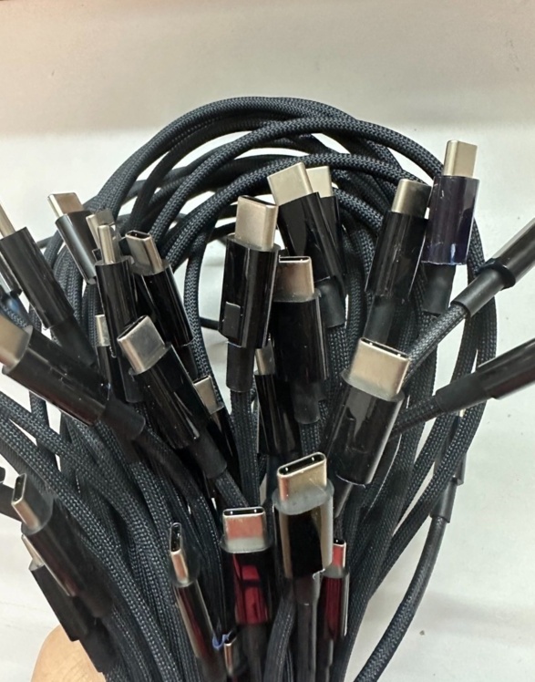 苹果 iPhone 15 Pro 黑色 USB-C 数据线照片曝光:采用全新设计 苹果 iPhone 15 Pro 黑色 USB-C 数据线照片曝光:采用全新设计