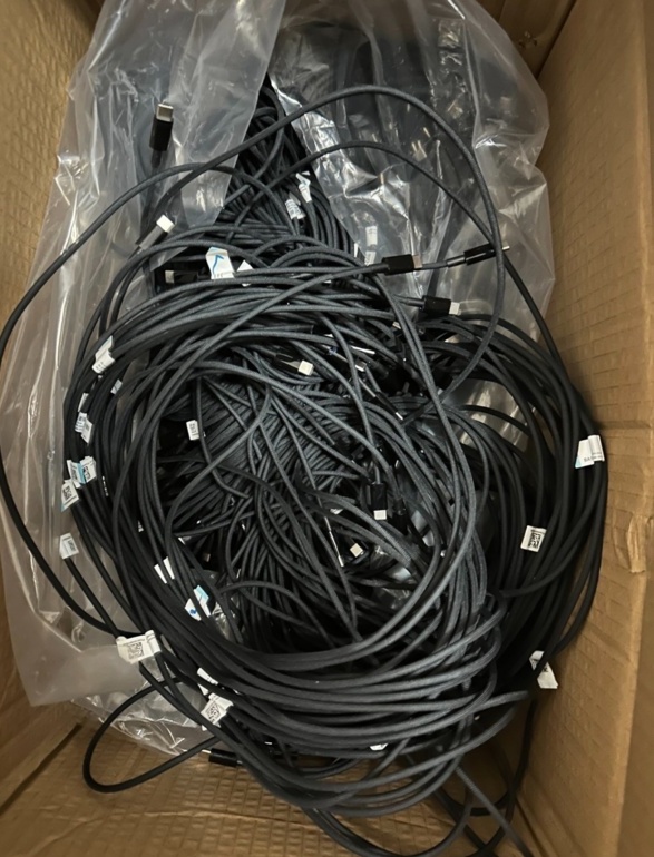 苹果 iPhone 15 Pro 黑色 USB-C 数据线照片曝光:采用全新设计 苹果 iPhone 15 Pro 黑色 USB-C 数据线照片曝光:采用全新设计