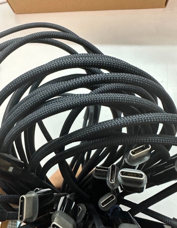 苹果 iPhone 15 Pro 黑色 USB-C 数据线照片曝光:采用全新设计 苹果 iPhone 15 Pro 黑色 USB-C 数据线照片曝光:采用全新设计