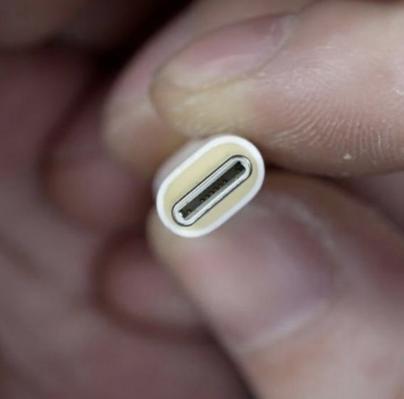 消息称苹果 iPhone 15 标准版机型配备的 USB-C 数据线为 USB 2.0