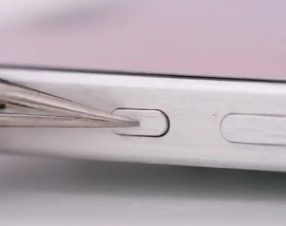 苹果 iPhone 15 机模上手，与 iPhone 14 对比展示细节变化