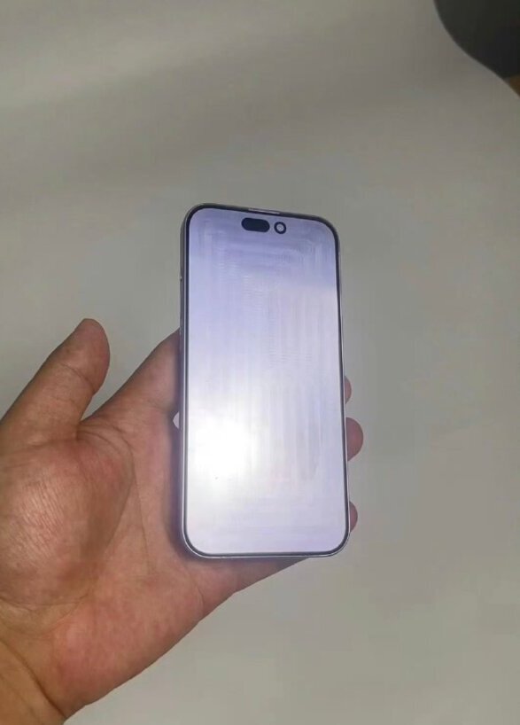 博主分享苹果 iPhone 15 Pro 机型铝板模型上手照片