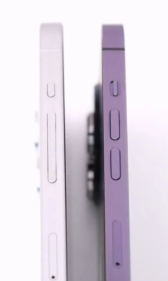 苹果 iPhone 15 机模上手，与 iPhone 14 对比展示细节变化