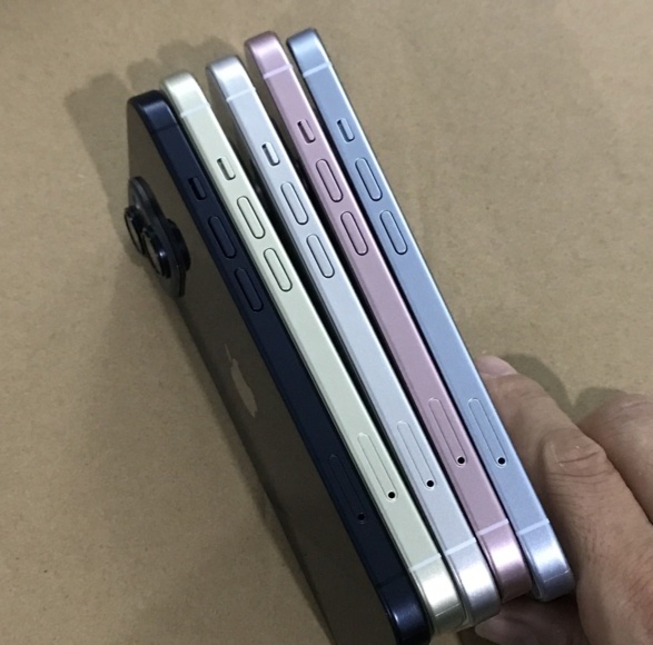 网友分享苹果 iPhone 15/Pro 系列机模照片,展示多款配色 网友分享苹果 iPhone 15/Pro 系列机模照片,展示多款配色