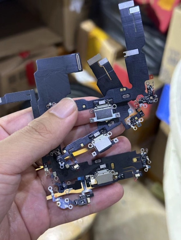 苹果 iPhone 15 系列 USB-C 组件更多细节照片曝光