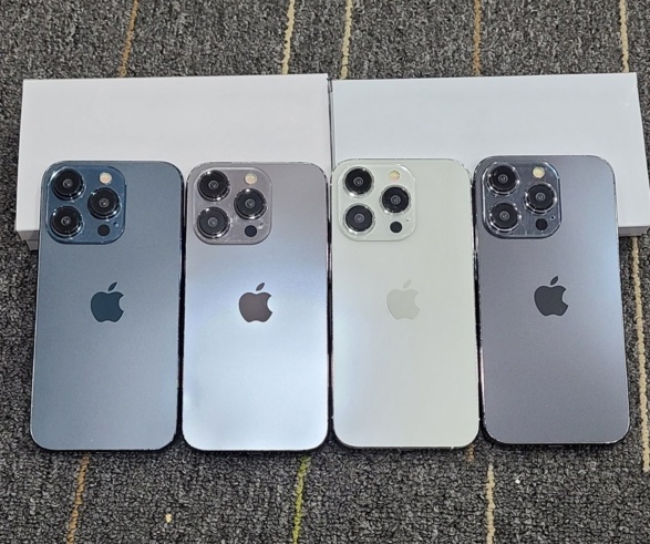 网友分享苹果 iPhone 15/Pro 系列机模照片,展示多款配色 网友分享苹果 iPhone 15/Pro 系列机模照片,展示多款配色