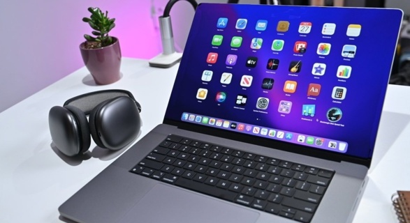 苹果新专利：彻底消除 MacBook Pro 屏幕边框