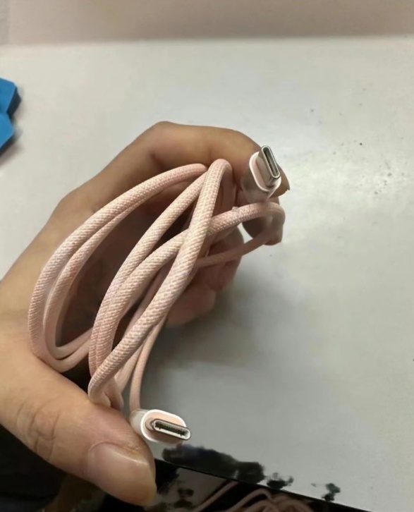 适用于苹果 iPhone 15 系列手机的 USB-C 编织数据线曝光