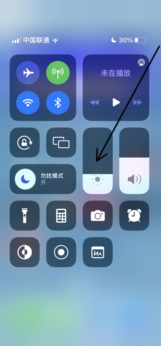 苹果12屏幕突然变暗调不过来,iPhone12屏幕自动变暗怎么办
