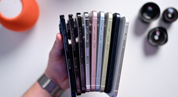苹果 iPhone 15 系列机模上手视频展示：标准版配色更淡