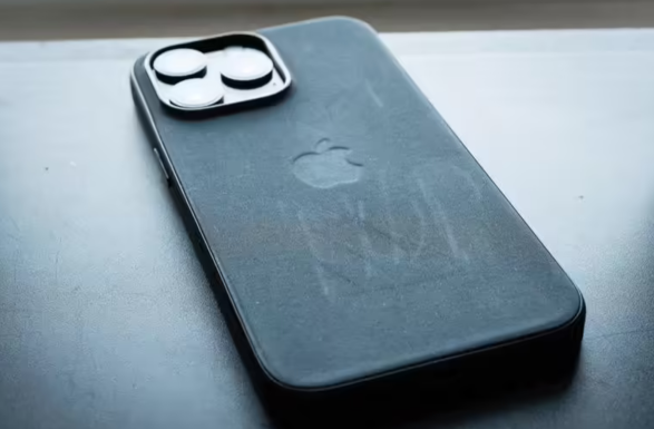苹果精织斜纹 iPhone 保护壳遭吐槽：看上去廉价且容易划伤