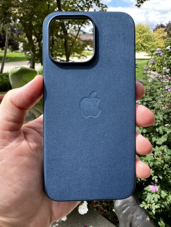 网友开箱苹果 iPhone 15 系列 FineWoven 保护壳