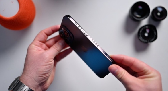 苹果 iPhone 15 系列机模上手视频展示：标准版配色更淡