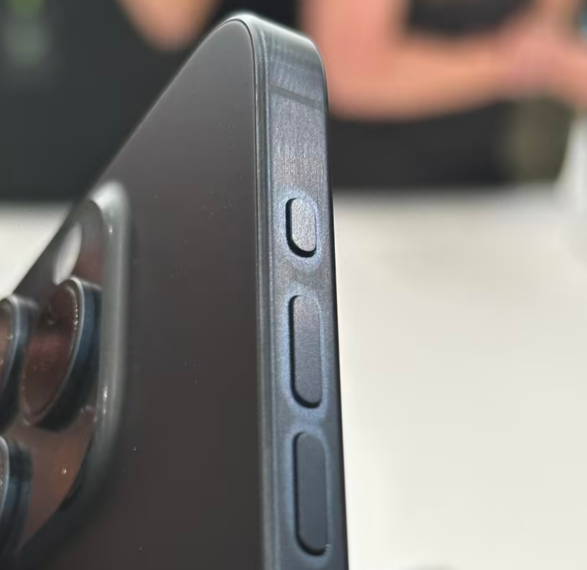 苹果：iPhone 15 Pro 系列边框沾染指纹后变色，可通过清洁恢复