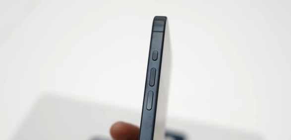 上手图显示苹果 iPhone 15 Pro 系列机型存在变色和吸指纹问题