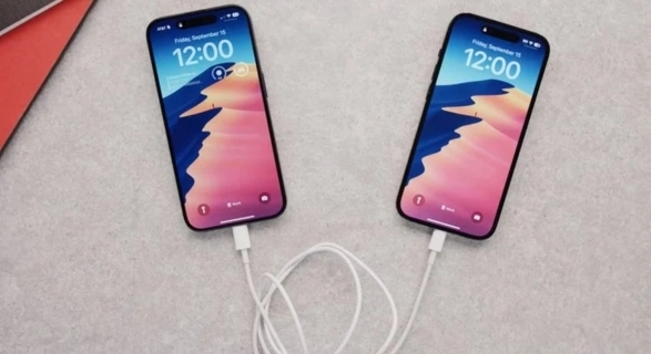 苹果 iPhone 15 系列反向充电实测：可为另外一部 iPhone 或其它手机充电