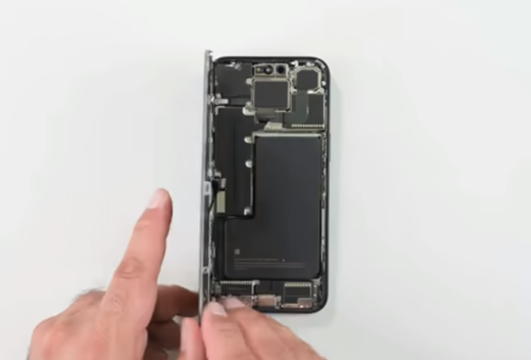 iFixit 拆解 iPhone 15 Pro Max：内部设计与上一代类似，升级骁龙 X70 调制解调器