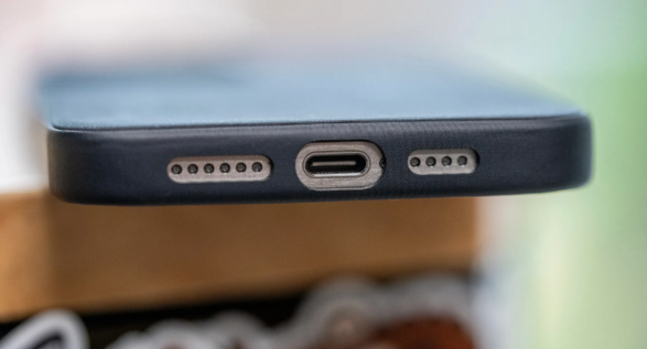 苹果 iPhone 15 精织斜纹保护壳遭吐槽：不耐脏，容易有划痕，切口不准