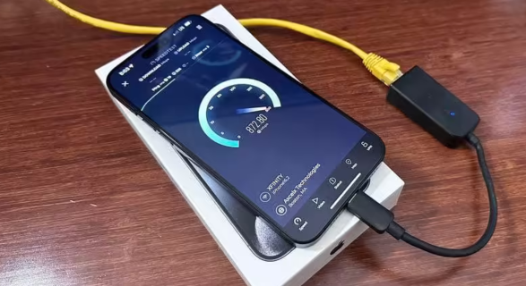苹果 iPhone 15 系列机型可兼容网线连接，比 Wi-Fi 更快、更稳定