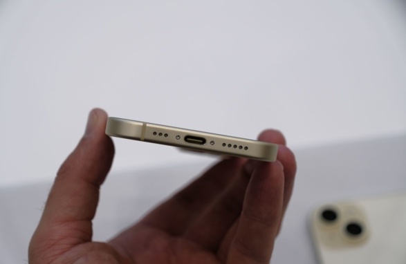 外媒分享苹果 iPhone 15 系列真机上手图片