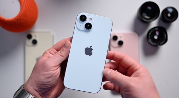 苹果 iPhone 15 系列机模上手视频展示：标准版配色更淡