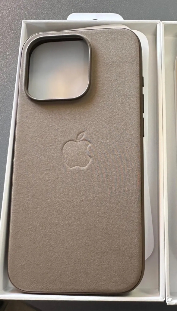 网友开箱苹果 iPhone 15 系列 FineWoven 保护壳