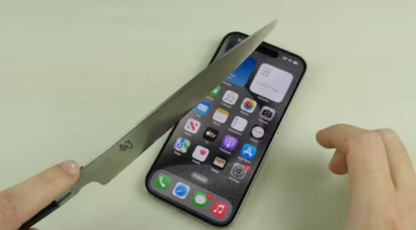 外媒对苹果 iPhone15 Pro 进行各项耐用性测试，钛金属边框表现不佳
