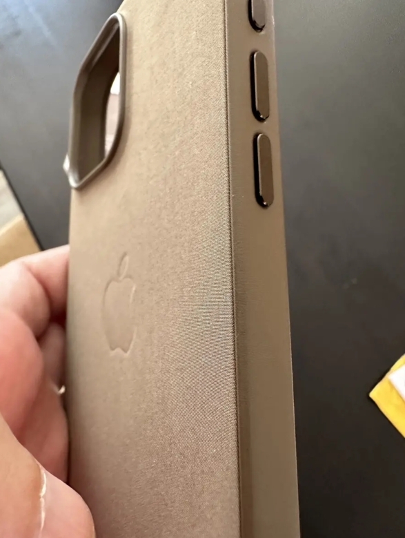 网友开箱苹果 iPhone 15 系列 FineWoven 保护壳