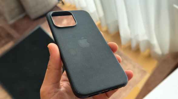 苹果 iPhone 15 精织斜纹保护壳遭吐槽：不耐脏，容易有划痕，切口不准
