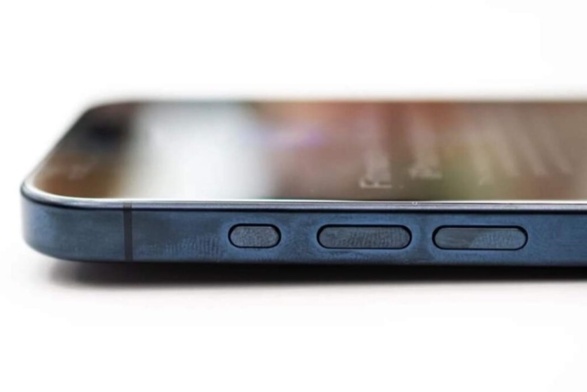 上手图显示苹果 iPhone 15 Pro 系列机型存在变色和吸指纹问题