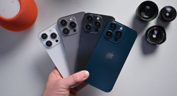 苹果 iPhone 15 系列机模上手视频展示：标准版配色更淡