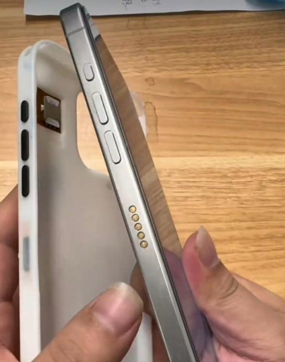华强北商家使用外置 SIM 卡槽改装 iPhone 15 Pro