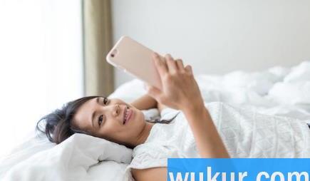 手机放在床头睡觉对人有危害吗