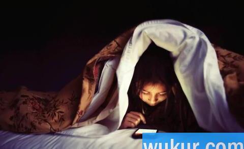 手机放床头睡觉会掉头发吗