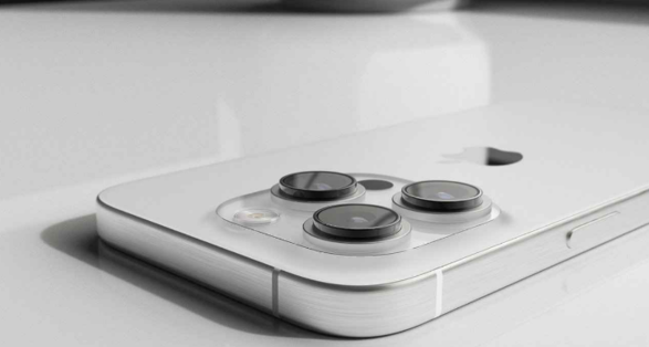 消息称 iPhone 16 Pro 或使用模压玻璃镜头，减少相机厚度