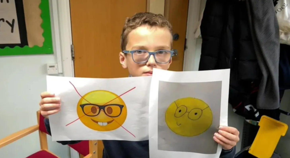 10 岁男孩向苹果发出请愿书：希望重新设计“书呆子脸”Emoji