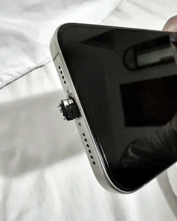 苹果 iPhone 15 Pro Max 用户反馈：使用普通线缆充电，USB-C 端口烧熔