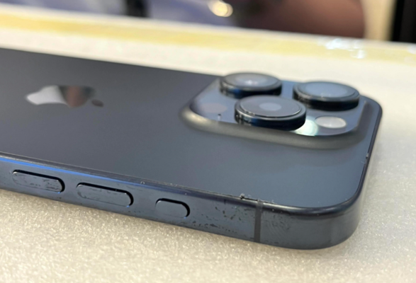 部分用户反馈：iPhone 15 Pro 机型后玻璃盖板有粘合剂渗出